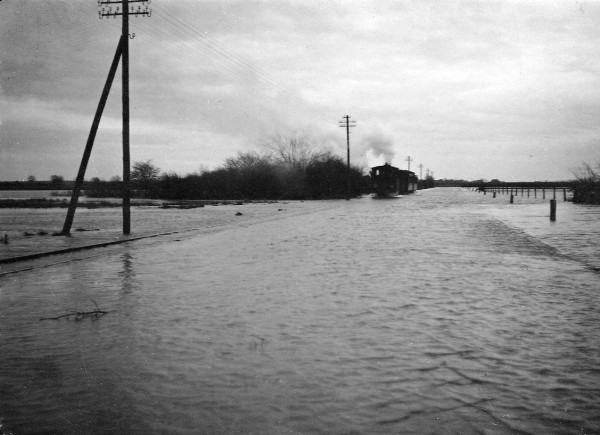 Kleinbahn zw. Leese u. Stolenau im Hochwasser.jpg