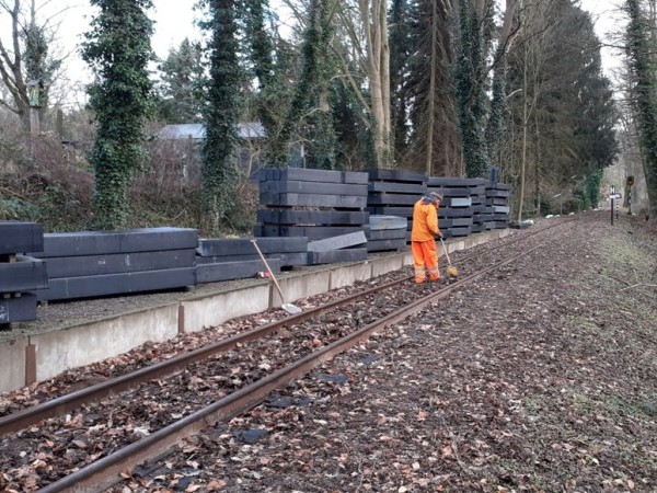 006 Bernhard befreit die Schraubenköpfe vom Laub. Auf dem Bahnsteig liegen schon die neuen Schwellen bereit. <br />Foto Klaus E.