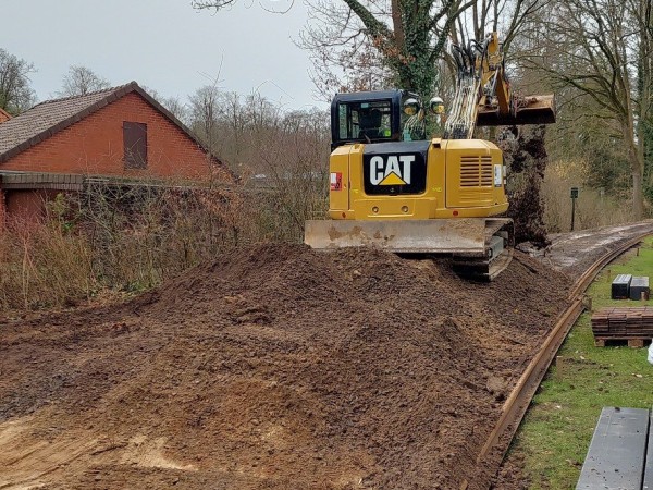 011 Mit &quot;schwerem Gerät&quot; beseitigen wir die alte Bettung.<br />Foto Ralf H.