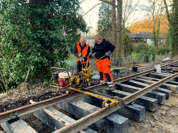 033 Franzi, unterstützt von Christian, montiert mit der Schraubmaschine den Gleisrost vor.<br />Foto Jens B.