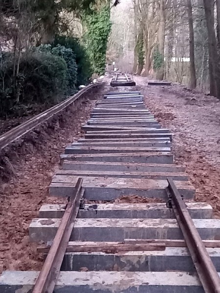 035 Am Dienstagabend ist auch diese Lücke zumindest mit Schwellen gefüllt. Wir arbeiten uns von beiden Seiten durch den Schlamm vor. Besser geworden ist das Wetter nicht!<br />Foto Franzi S.