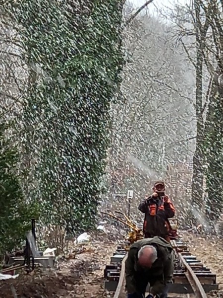 037 Da muss Jens doch dokumentieren, wie Ralf im Schneetreiben arbeitet<br />Foto Franzi S.