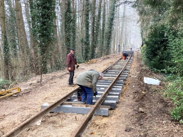 038 Ralf, Konrad, und im Hintergrund Franzi bei den Montagevorbereitungen<br />Foto Jens B.