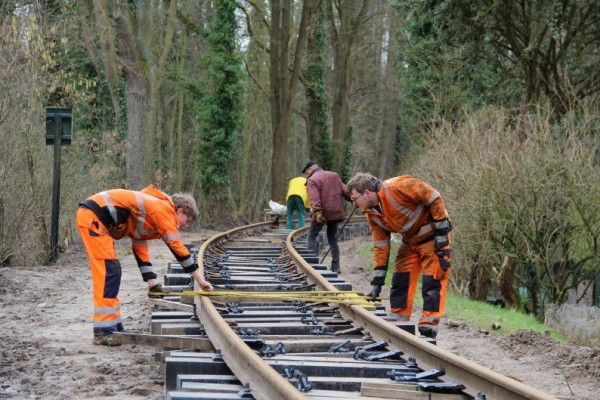 042 Ein Stück weiter markieren Lionel und Simon die Schwellenlage auf den Schienen. Konrad rückt die Schwellen zurecht.<br />Foto Regine M.