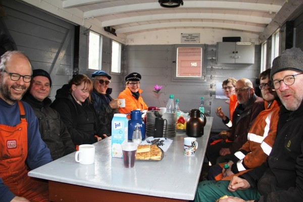 044 Zeit für eine Kaffe-/Teepause bei offensichtlich guter Stimmung nehmen sich: Jens, Ralf, Franzi, Joachim, Frauke, Lionel , Konrad, Simon, Uwe<br />Foto Regine M.