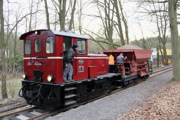 047 Wieder in Wiehe, wird der erste Kies im Bahnsteigbereich abgezogen. Tf Ralf auf der V3 und Zf Frauke und Jens an den Schütten<br />Foto Regine M.