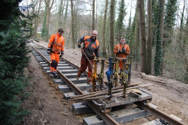 049 Lionel, Jens und Simon unterwegs mit Gerätschaften zur Kiesverteilung<br />Foto Regine M.