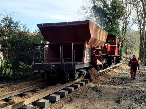 057 Schnell ist die Ladung mit Jens´Dosierungshinweisen im Gleis verteilt. Weiterer Materialbedarf ist gut erkennbar!<br />Foto Klaus E.