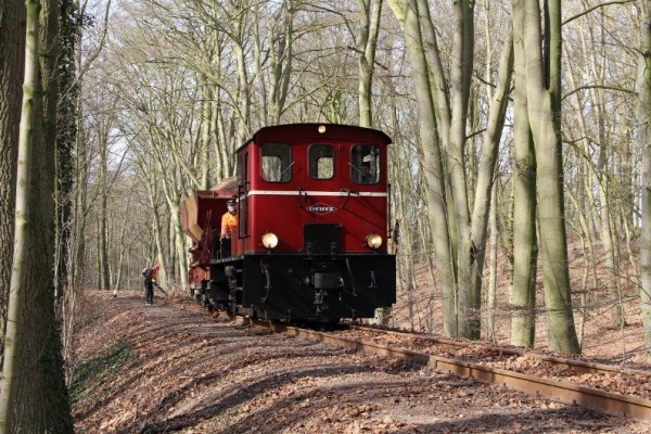 059 Im noch kahlen aber sonnigen Vilser Holz<br />Ralf als Tf und Frauke als Zf/Bremser sind zum 2. mal nach Wiehe unterwegs.<br />Im Hintergrund Christian, der ....<br />Foto Regine M.