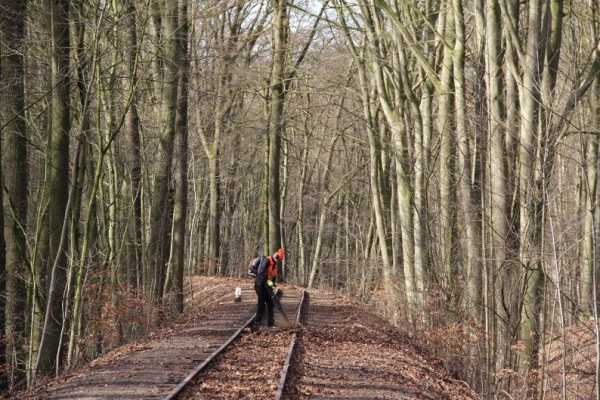 060 ... mit dem Laubbläser die Hinterlassenschaften des Herbstes beseitigt.<br />Foto Regine M.