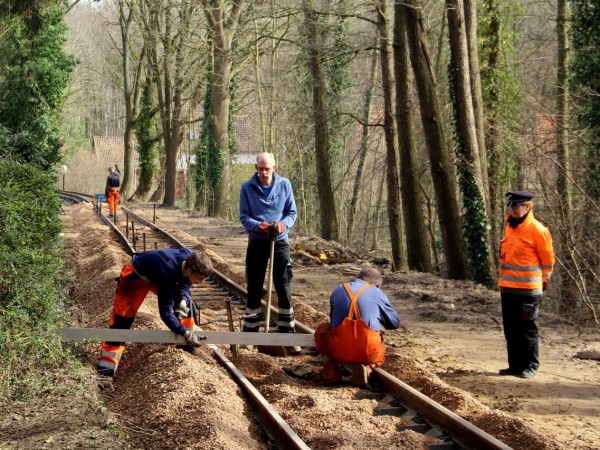 065 Frauke und Klaus beobachten Lionel und Jens bei der Höhenlagekontrolle mit dem Richtscheid.<br />Foto Regine M.