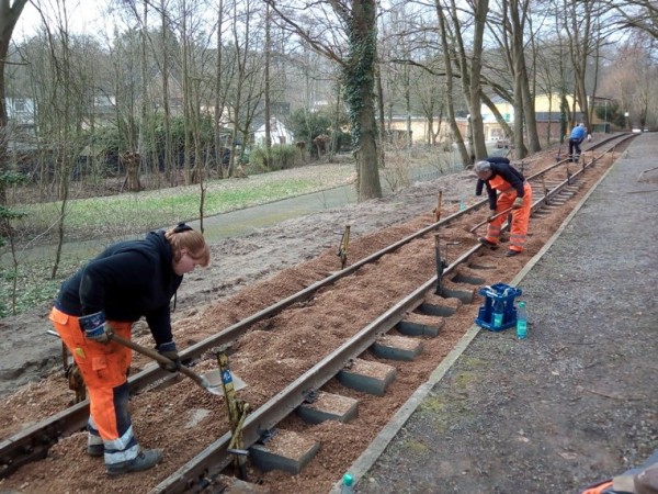 073 Franzi, Bernhard und Klaus verteilen den Kies stopfmaschinengerecht im grob angehobenen Gleis.<br />Foto Bernhard Ö.