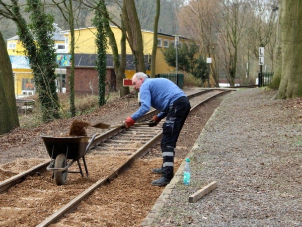 076 Für die Feinverteilung greift Klaus zur Schubkarre.<br />Foto Regine M.