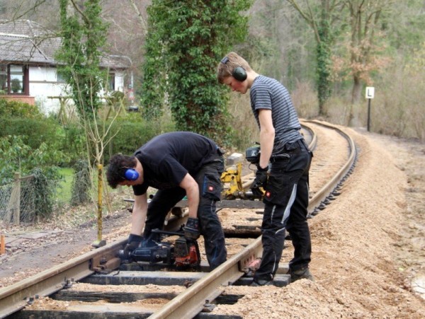 078 Stoßbau: Nils und Hauke lösen die Laschenschrauben mit dem Schlagschrauber.<br />Foto Regine M.