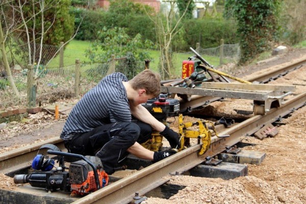 081 Die Stegbohrmaschine im Einsatz unter den wachsamen Augen von Hauke<br />Foto Regine M.