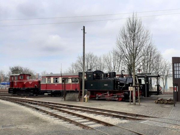 083 Zum Abschied grüßen einige Fahrzeuge vor der Halle.<br />Foto Klaus E.