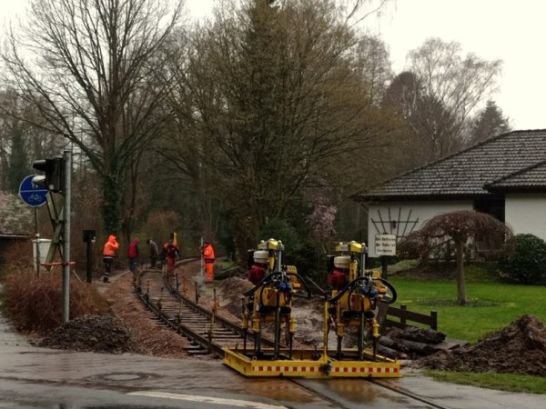 093 Gegen 17:40 ist der erste Abschnitt fast fertig ausgerichtet. Die Stopfmaschine wartet schon auf ihren Einsatz.<br />Darauf, dass es zwischendurch immer wieder regnet, können wir keine Rücksicht nehmen.