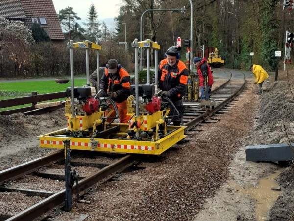 094 Während sich Jens und Robert mit der Stopfmaschine vorarbeiten, wird hinter ihnen von Jan, Birgit und Konrad &quot;aufgeräumt&quot;.<br />Damit haben wir unser Tagesziel schon fast erreicht!<br />Foto Klaus E.