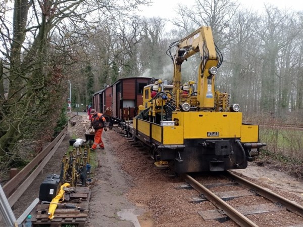 095 An der Baustelle angekommen wird das Werkzeug ausgeladen.