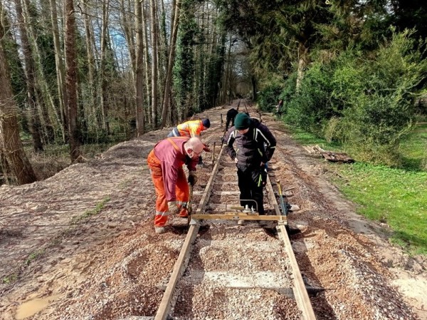 102 ..... das Ausrichten der Schienen zueinander, wiederholen sich alle paar Meter (Jens und Hannes).