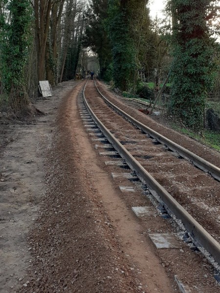 106 Zum Feierabend erkennt man, nach dem Abrütteln der Böschungskante, schon einen Bahndamm.<br />Foto Klaus E.