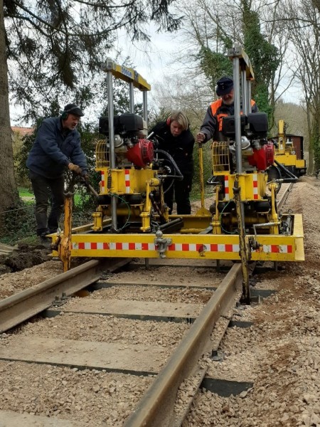 111 Konrad sorgt für &quot;Futter&quot;, während Alex und Robert die Maschine bedienen.<br />Foto Klaus E.