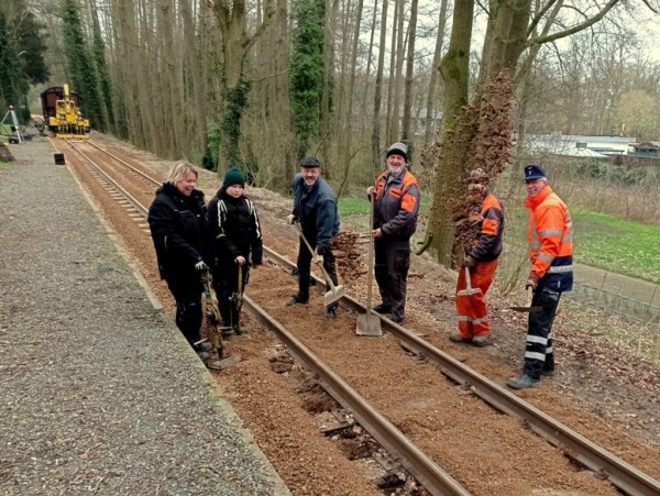 116 So ganz ist uns das Lachen nicht vergangen.<br />Alex, Hannes, Konrad, Robert, Jens und Klaus werden von Dagmar fotografiert.