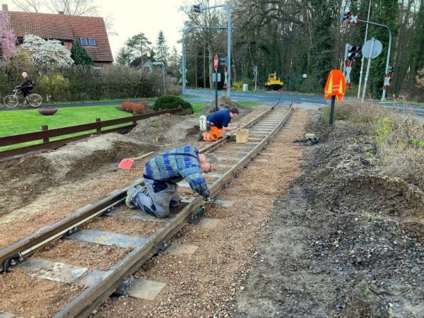 126 Jetzt wo alles fertig ist, montieren Kalle und Fabian die Induktionsschleife zum Ausschalten der Lichtzeichenanlage am Bü Homfelder Straße.<br />Foto Jens B.