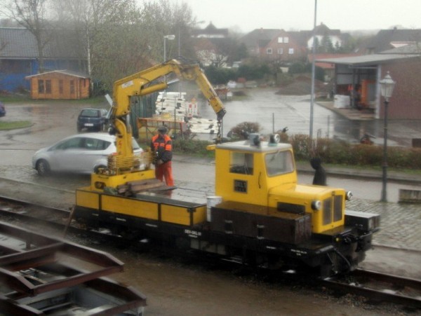 133 Im Regen werden noch ein paar Aufräumarbeiten gemacht; das ist es dann für diese Baustelle!<br />Foto Regine M.