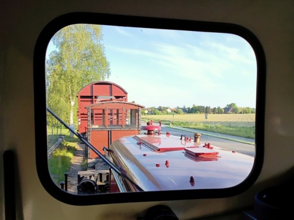 013 Ein Blick am Zug zurück veranschaulicht den Größenunterschied zwischen Schmalspurfahrzeug und aufgebocktem Normalspurwagen.<br />Foto Eike A.