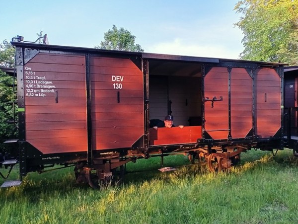 015 Im &quot;Grund&quot; rangieren wir Wagen zusammen, die zur Bremsuntersuchung nach Vilsen müssen. Da kann Eike im zukünftigen Viehwagen mal Probe liegen.<br />Foto Eike A.