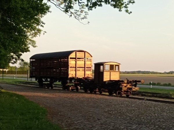 016 Während der Rollbockzug in Heiligenberg in der Abendsonne stehen bleibt. ..........