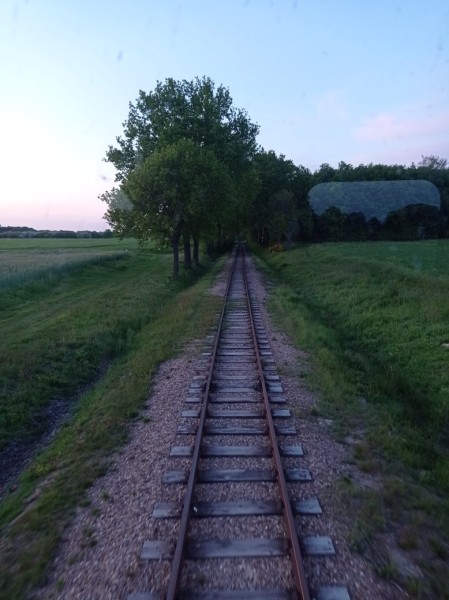 018 Hier befinden wir uns kurz vor dem &quot;Einschnitt&quot; auf der Fahrt in der Abendämmerung zum Feierabend.