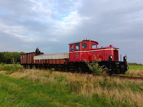 001 Bild Klaus E.<br />Um in Vilsen Platz für den Rottenzug zu bekommen, müssen andere Fahrzeuge nach Heiligenberg gefahren werden. <br />In der Heiligenberger Kurve erlauben wir uns einen Fotohalt. V3, Wg 148 und Wg 130 mit Jonas als Bremser und Robert auf der Lok.