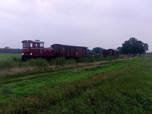 004<br />Nach einer längeren Rangieraktion in Heiligenberg machen wir uns wieder auf den Weg nach Vilsen. <br />V3, Wg 147, Wg 109&amp;110, Wg 161 (Mannschaftswagen) und Wg 145 (Rottenwagen)