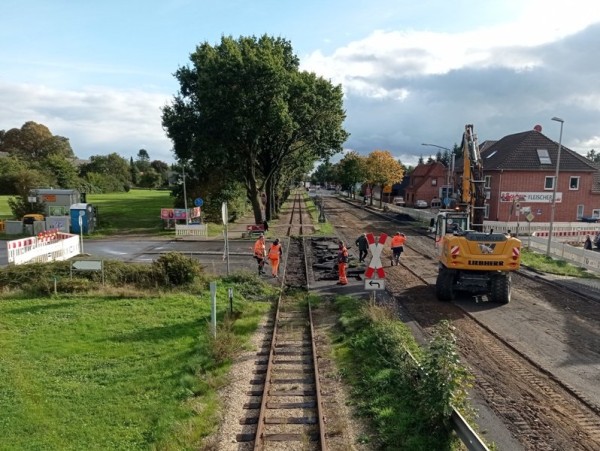 033<br />Unser erster Blick auf die Bü-Baustelle; noch ist das Gleis befahrbar.