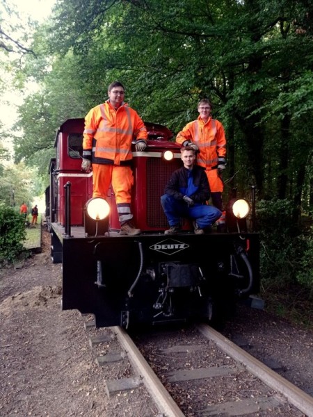 040<br />Willi, Marek und Lionel stellen sich zu einem Foto. <br />Die drei sind Azubi´s der MKB und machen bei uns ein Praktikum um Eisenbahn quasi von der Pike auf kennenzulernen.<br />Eine Aktion, die auch schon bei vorherigen Baustellen erfolgreich war. Und Lionel ist sogar schon zum zweiten Mal dabei!<br />Ein Dankeschön an die Drei für Ihren Einsatz