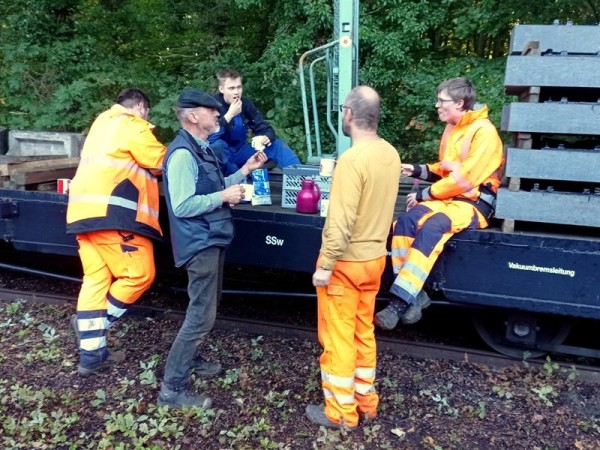 042<br />Die Witterung ermöglicht Willi, Konrad, Marek, Jens und Lionel die Tee-/Kaffeepause an der &quot;Stehtheke&quot; im Freien.