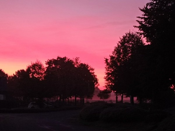 053<br />07:30 Uhr: Morgenrot, da lohnt sich doch der frühe Gang zum Bäcker!