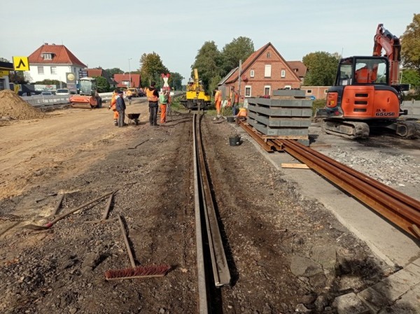 066<br />Nach dem Sieg über die letzte Schraube ziehen wir mit dem Skl die Schienen aus dem Baubereich.