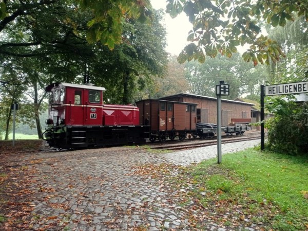 076<br />Gegen 11:30 Uhr ist der Wagen leer geräumt und hunderte Schienenplatten sind weggestapelt.<br />Der Zug steht bereit für die Rückfahrt nach Vilsen. Bei dem Wetter essen wir doch lieber im dortigen Aufenthaltsraum!