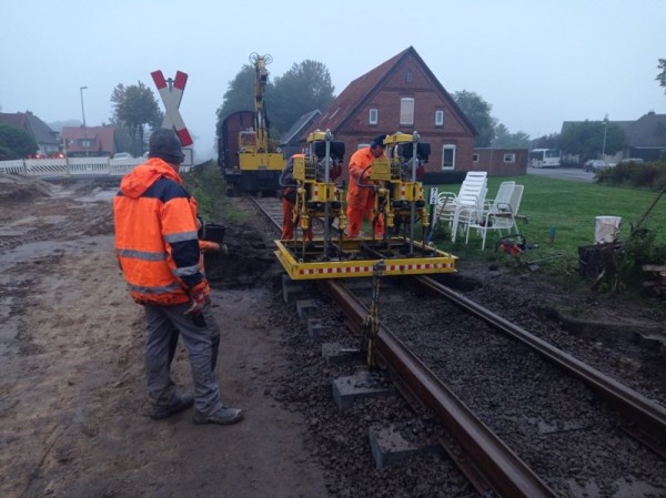 084<br />Kalle schaut Jens und Guido beim ersten Stopfgang zu.