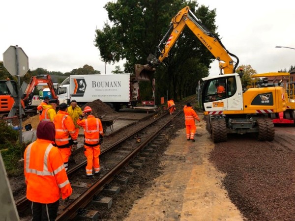 090 Foto Konrad M.<br />Bei unserer Ankunft auf der Baustelle können wir zunächst die Fortschritte anschauen, während Guido den Baggerfahrer instruiert.