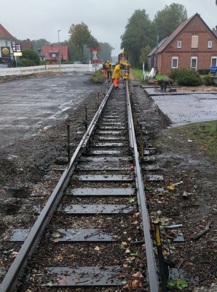 097 Foto Jürgen H.<br />Das Gleis im Bü ist fertig ausgerichtet.