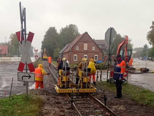 098<br />Und immer noch im Regen, nähern sich die &quot;Stopfer&quot; dem Ende des Arbeitsbereiches.