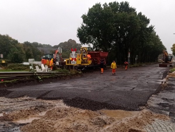 100<br />Schnell noch den Schotterwagen leer gemacht, bevor wir nach Vilsen fahren.<br />Die Pfützen im Vordergrund lassen die Wassermassen erahnen, die uns Einiges abverlangen.