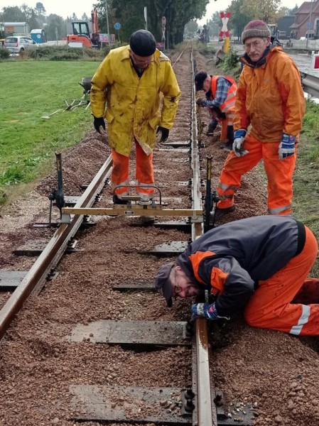 106<br />Ausrichten für den letzten Stopfgang:<br />Wir sehen Jens bei der analogen Peilung, Ralf und Bernhard am Spurmaß zum Einregulieren der Horizontale und Konrad im Hintergrund beim Setzen der nächsten Winde.