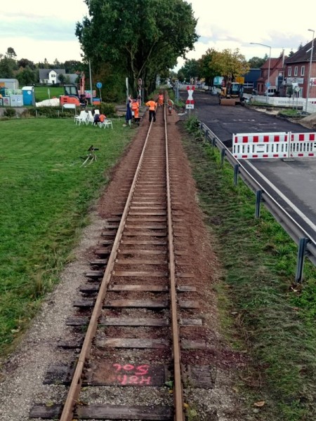 115<br />Das Stopfen ist endlich beendet; im Hintergrund rechts sehen wir Jens, der mit dem &quot;Wacker&quot; die Bettung abrüttelt.